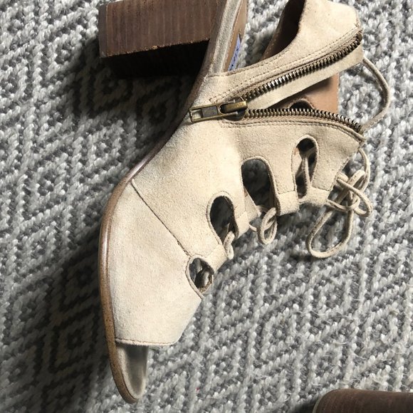 Steve Madden Women's Nilunda Lace-Up Sandals in Cream Suede.  6.5B - Picture 4 of 8